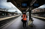 Un employé sur un quai en gare de Lyon Part-Dieu au début de la "grève perlée" à la SNCF, le 2 avril 2018