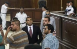 Mohamed Fahmy (c), journaliste canadien de la chaîne qatarie Al-Jazeera, et le journaliste égyptien Baher Mohamed (d), lors de leur procès au tribunal du Caire, le 29 août 2015