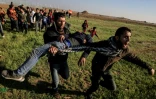 Evacuation d'un Palestinien blessé dans une manifestation à la frontière israélienne à Gaza, le 22 mars 2019