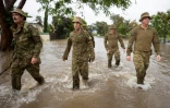 Photo fournie par l'armée australienne de militaires patrouillant le 2 février 2019 dans les rues inondées de Townsville pour venir en aide aux habitants 