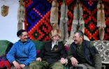 Amantour, Tachtanbek et Baatyrbek Akmatov, éleveurs de yaks blancs, chez eux à Kara-Saz, au Kirghizstan, le 2 février 2026