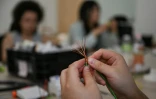 Une femme participe à un cours d'électricité organisé par l'atelier Mulan Build à Hangzhou, dans la province du Zhejiang, le 28 juin 2026 dans l'est de la Chine