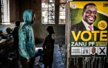 Dans une banlieue d'Harare, le 27 juillet 2018, un jeune homme attend devant une affiche représentant le président zimbabwéen Emmerson Mnangagwa, patron de la Zanu-PF, le parti au pouvoir 