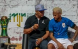 Le footballeur Neymar(d) écoute son père Neymar Senior le 13 juillet lors d'un tournoi au bénéfice de sa fondation à Praia Grande, au Brésil