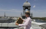 L'apiculteur Audric de Campeau rend visite à ses abeilles sur le toit du Musée d'Orsay, le 18 juillet 2017 à Paris