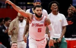 Fred VanVleet, le joueur des Houston Rockets, célèbre un panier à trois points inscrit contre les New Orleans Pelicans, à Houston, le 10 novembre 2023