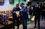 Des policiers cherchent d'éventuelles seringues, dans une discothèque de Roanne, le 14 mai 2022
