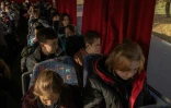Des enfants à bord d'un bus qui les évacue de la ville de Kherson, le 30 octobre 2023 en Ukraine
