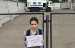 Une manifestante réclamant, le 8 juin 2019, la liberté pour le journaliste russe d'investigation Ivan Golounov, arrêté sur acusations de trafic de drogue. La seule forme de manifestation qui en Russie n'exige pas une autorisation préalable est une seule personne avec une pancarte