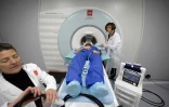 Un volontaire passe un IRM avec le nouvel appareil Iseult, au Commissariat à l'énergie atomique et aux énergies alternatives, à Gif-sur-Yvette, le 22 mars 2024