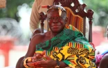 Le roi Asante du Ghana, Otumfuo Osei Tutu II ,lors d'une cérémonie à l'occasion du prêt pour trois ans par le British Museum et le Victoria & Albert Museum d'ojets royaux au palais Manhyia de Kumasi, le 1er mai 2024