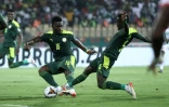 Les Sénégalais Bamba Dieng (g) et Idrissa Gueye sur l'action du deuxième but contre le Burkina Faso en demi-finale de la CAN, le 2 février 2022 à Yaoundé  
