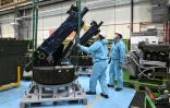 Des ingénieurs sud-coréens travaillent sur un mortier automoteur de 120 mm à l’usine Hanwha Aerospace de Changwon, le 21 novembre 2024.