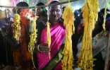 Des membres de la communauté transgenre participent au festival annuel Koovagam, le 28 avril 2026 à Kallakurichi, dans l'Etat indien méridional du Tamil Nadu 