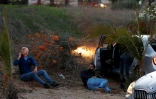Des Israéliens dans la ville de Sderot se mettent à l'abri de tirs de roquettes en provenance de la bande de Gaza le 12 novembre 2018