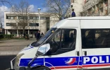 Un véhicule de police devant le commissariat de La Courneuve, au lendemain d'une attaque aux tirs de mortier, le 18 mars 2024 en Seine-Saint-Denis