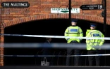 Des policiers britanniques à Salisbury devant le centre commercial où a été trouvé inconscient un homme présenté comme l'ex-agent double Sergueï Skripal, le 6 mars 2018
