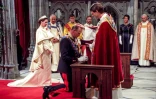 Photo prise le 23 juin 1991 dans la cathédrale de Nidaros, à Oslo, en Norvège, montrant le roi Harald V de Norvège lors de sa prestation de serment par l'évêque Finn Wagle, aux côtés de la reine Sonja (g).