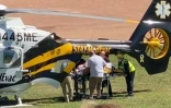 Capture d'image d'une vidéo fournie par Horatio Gates montrant Salman Rushdie transporté sur un brancard vers un hélicoptère, le 12 août 2022 à Chautauqua, dans l'Etat de New York