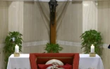 Photo prise le 21 avril 2025 et diffusée le 22 avril 2025 par les médias du Vatican du pape François dans son cercueil ouvert pendant le rite de la Confirmation de la mort du souverain pontife à la Chapelle de Sainte-Marthe au Vatican