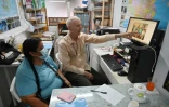 Zoila Lecarnaque Saavedra et l'aumonier catholique des prisons John Wotherspoon, le 9 mai 2022 à Hong Kong