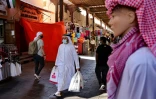 Des Emiratis faisant du shopping au grand marché de Dubaï, aux Emirats arabes unis, le 6 janvier 2021