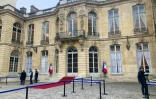 Le tapis rouge déroulé devant Matignon à Paris vendredi 13 décembre 2024