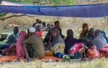 Des habitants ont passé la nuit dehors après le puissant séisme qui a secoué l'île indonésienne de Florès, dans l'est de l'archipel, le 16 août 2026 à Sikka, dans la province de Nusa Tenggara Est