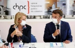 Brigitte Bourguignon, ministre de la Santé, et le président Emmanuel Macron le 31 mai 2022 à l'hôpital de Cherbourg