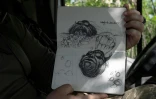 Des dessins du pilote de drone ukrainien Andriï, "Roy" de son nom de guerre, sur une position près de Chasiv Yar, dans la région de Donetsk, le 1er mai 2024