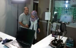 L'animatrice radio Nour Taï, aveugle, aidée par son père, arrive dans le studio de One FM, le 1er juin 2018 à Mossoul, en Irak