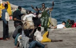 Des migrants réagissent à leur arrivée au port de Restinga, sur l'île d'El Hierro, le 19 août 2024 aux Canaries