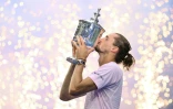 Alexander Zverev embrasse le trophée de l'US Open après sa victoire en finale contre l'Américain Ben Shelton, le 13 septembre 2026