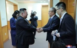 Le leader nord-coréen Kim Jong Un (g) rencontre le Chinois Li Hongzhong, membre du Politburo, le 277 juillet 2023 à Pyongyang