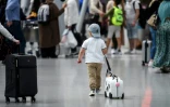 Un enfant tire sa valise dans le hall d'embarquement de l'aéroport de Düsseldorf, le 2 juillet 2021 en Allemagne
