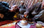 Des hommes Wakhi fument de l'opium à l'aide d'une pipe traditionnelle, sous la yourte, le 8 octobre 2017 dans le corridor de Wakhan, dans l'extrémité nord-est de l'Afghanistan