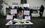 Des membres de l'association Mouv'Enfants manifestent contre des abus présumés devant le collège et lycée catholique à Lestelle-Bétharram, dans les Pyrénées-Atlantique