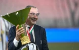 L'entraîneur de la Juventus Maurizio Sarri pose avec le trophée de Champion d'Italie, le 1er août 2020 à Turin