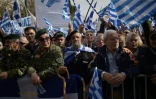 Des vétérans brandissent des drapeaux grecs à Athènes, lors d'une manifestation contre un compromis sur le nom de la Macédoine, envisagé par le gouvernement, le 4 février 2018