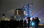 Vue du bâtiment illuminé de la Philharmonie de Hambourg lors du concert inaugural, le 11 janvier 2017