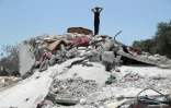 Un Syrien dans les décombres d'une maison à la suite d'une frappe aérienne russe à la périphérie de la ville de Jisr al-Shughur, tenue par les rebelles, dans la province d'Idlib, le 22 juillet 2022