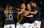 Les joueuses de l'équipe de France de football fêtent un but de Kadidiatou Diani (numéro 11) contre la Chine à Créteil le 31 mai 2019