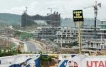 Cette photo prise le 11 juillet 2024 montre des bâtiments en construction, dont le nouveau palais présidentiel (à l'arrière-plan), dans la future capitale indonésienne Nusantara dans la province de  Kalimantan oriental