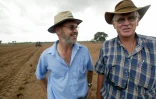 Hunter Coetzee et Piet du Toit, des fermiers zimbabwéens qui se sont installés au Nigeria après avoir été dépossédés de leurs terres au Zimbabwe, à Shonga dans l'Etat de Kwara au Nigeria le 8 juillet 2005
