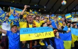 Des supporters après la victoire de l'Ukraine face à l'Ecosse le 1er juin 2022 à Glasgow