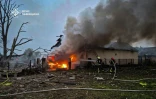 Photo prise et diffusée par les services d'urgence ukrainiens, le 5 octobre 2025, luttant contre un incendie sur le site d'une attaque aérienne russe dans la région de Lviv, en Ukraine