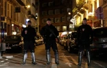 Des policiers bloquant l'accès près du lieu de l'attaque au couteau qui a fait deux morts, dont l'assaillant, et plusieurs blessés, à Paris le 12 mai 2018