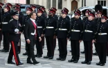 Le président français Emmanuel Macron (2e à gauche) passe en revue la garde d'honneur alors qu'il arrive à un banquet d'Etat au Guildhall à Londres, le 9 juillet 2025, au deuxième jour d'une visite d'Etat de trois jours en Grande-Bretagne