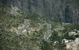 Une route traverse plusieurs sites d'un programme de plantation d'arbres, le 18 mai 2018 à Buner, au Pakistan