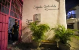 Arleth Martinez, condamnée à six ans de prison, devant la porte du restaurant "El Interno" à la prison de San Diego, le 24 août 2017 à Carthagène, en Colombie